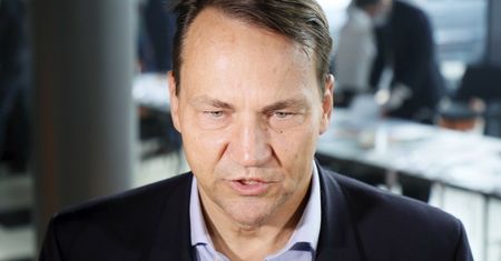 Sikorski grzmi: PiS chce mieć wymiar sprawiedliwości na telefon