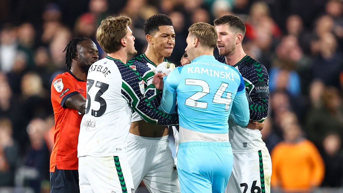 Getty Images / Charlotte Wilson/Offside/Offside via Getty Images) / Jobe Bellingham w przepychance z bramkarzem Luton Town 