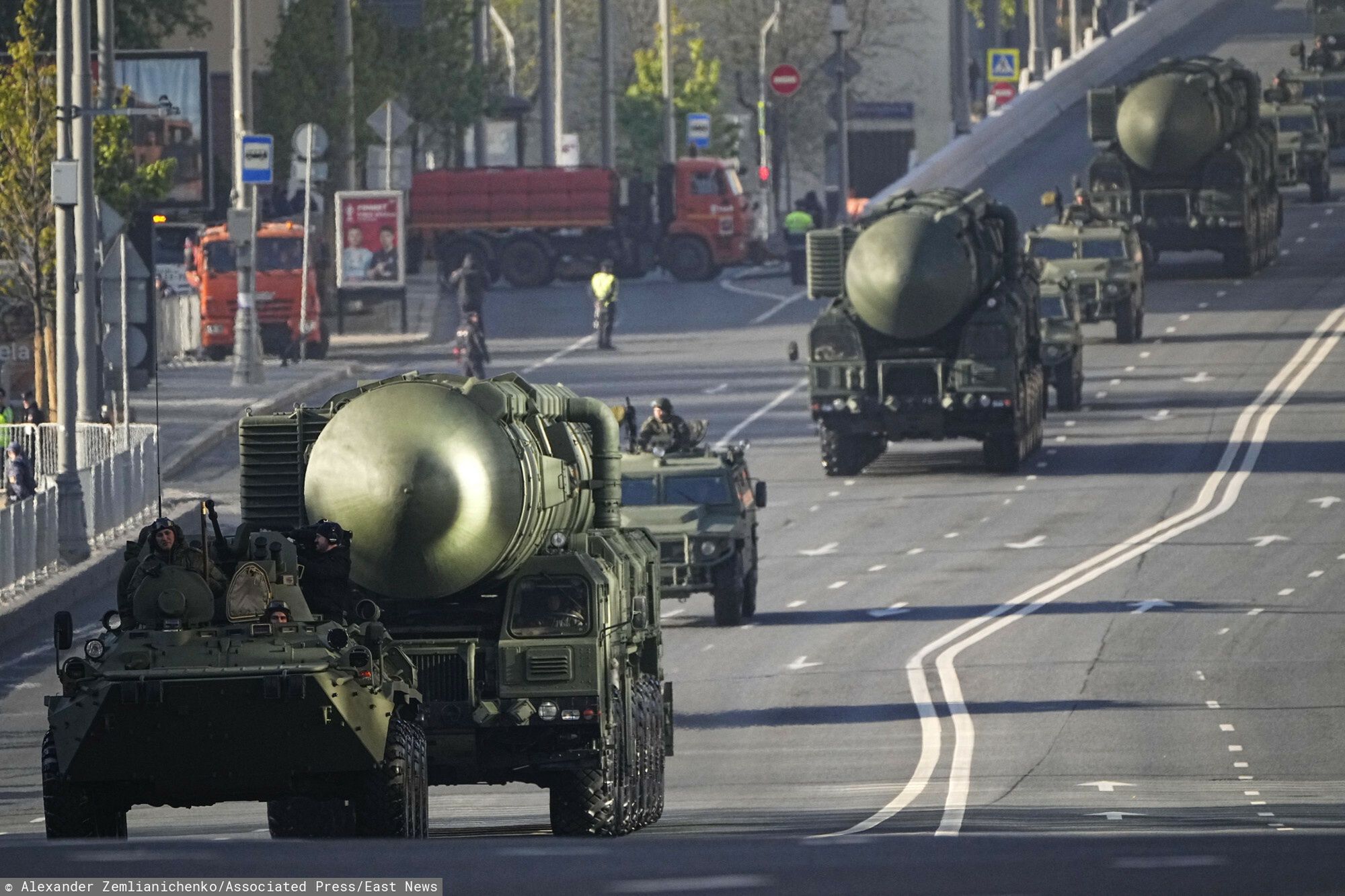 Moskwa przygotowuje si? na parad? zwyci?stwa
Russian RS-24 Yars ballistic missiles move toward Red Square to attend a Victory Day military parade in Moscow, Russia, Tuesday, May 9, 2023, marking the 78th anniversary of the end of World War II. (AP Photo/Alexander Zemlianichenko)
Alexander Zemlianichenko