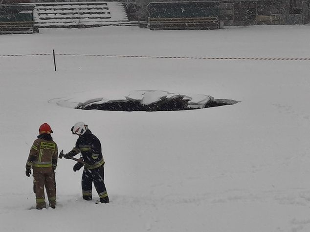 Interwencja straży pożarnej po zapadnięciu się ziemi na boisku Górnika Siersza (fot. gorniksiersza.pl).