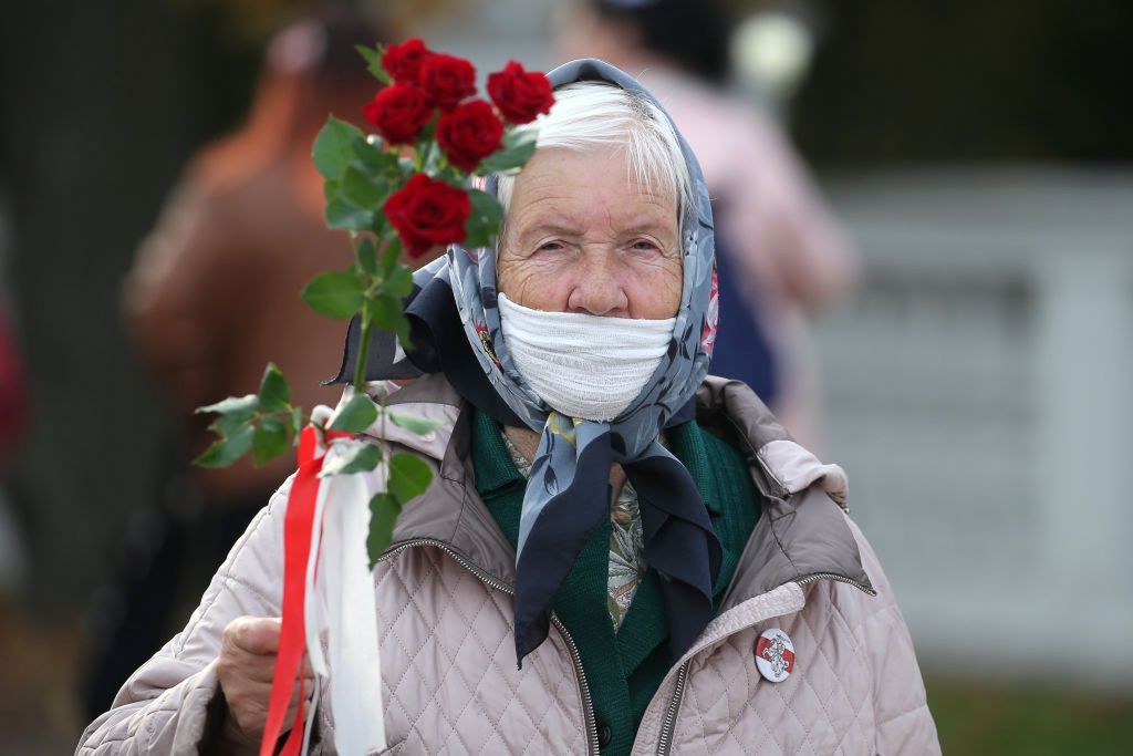 Uczestniczka marszu w Mińsku 10 października