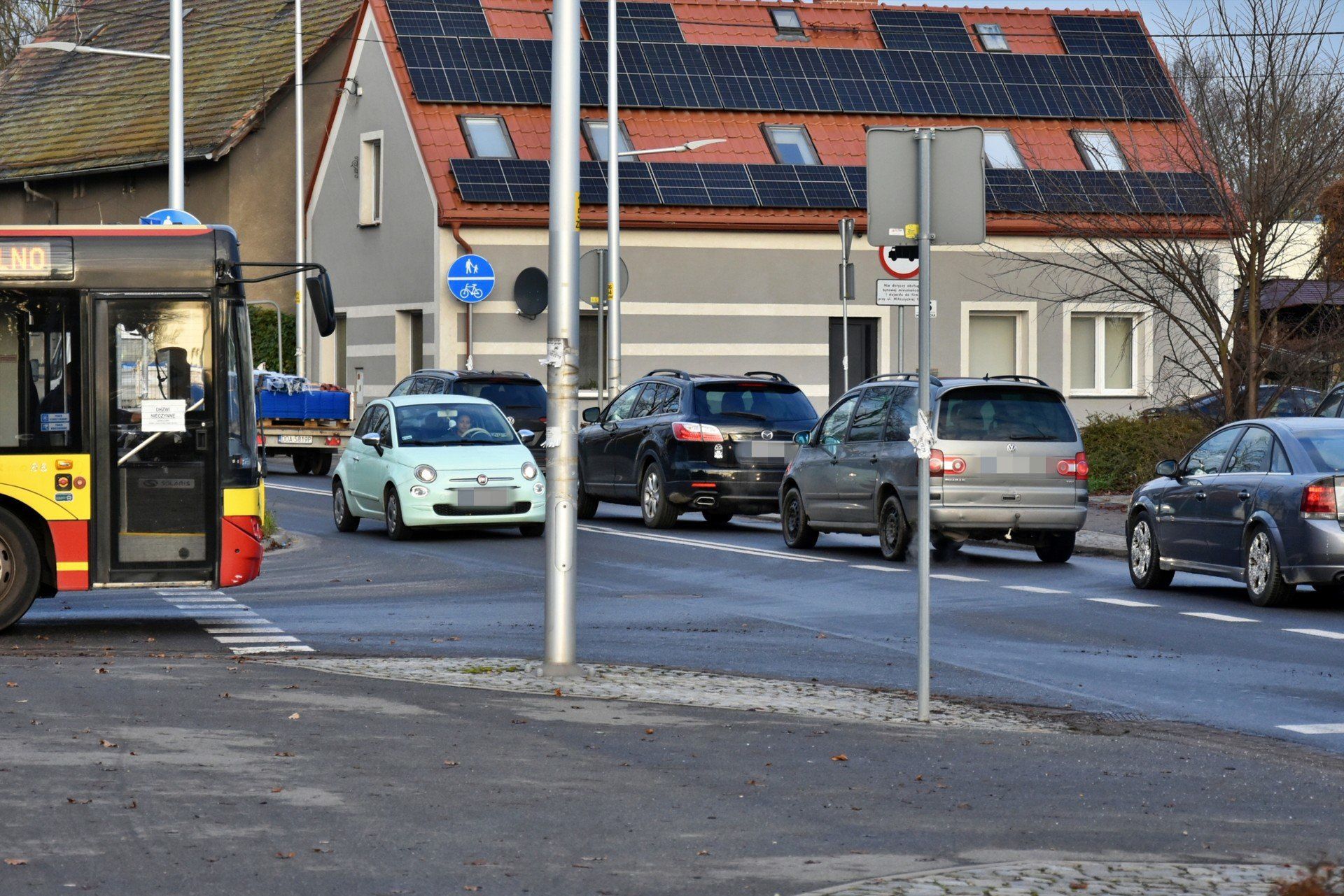 We wtorek (18 listopada) część kierowców wybrała inne trasy, m.in. przez Wschodnią Obwodnicę Wrocławia. Efekt? Zakorkowane zostały również drogi wyjazdowe z miasta.