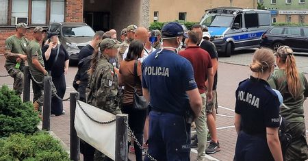 Ludzie w wojskowych strojach weszli na teren szpitala w Poznaniu. "Bezprawne wtargnięcie"