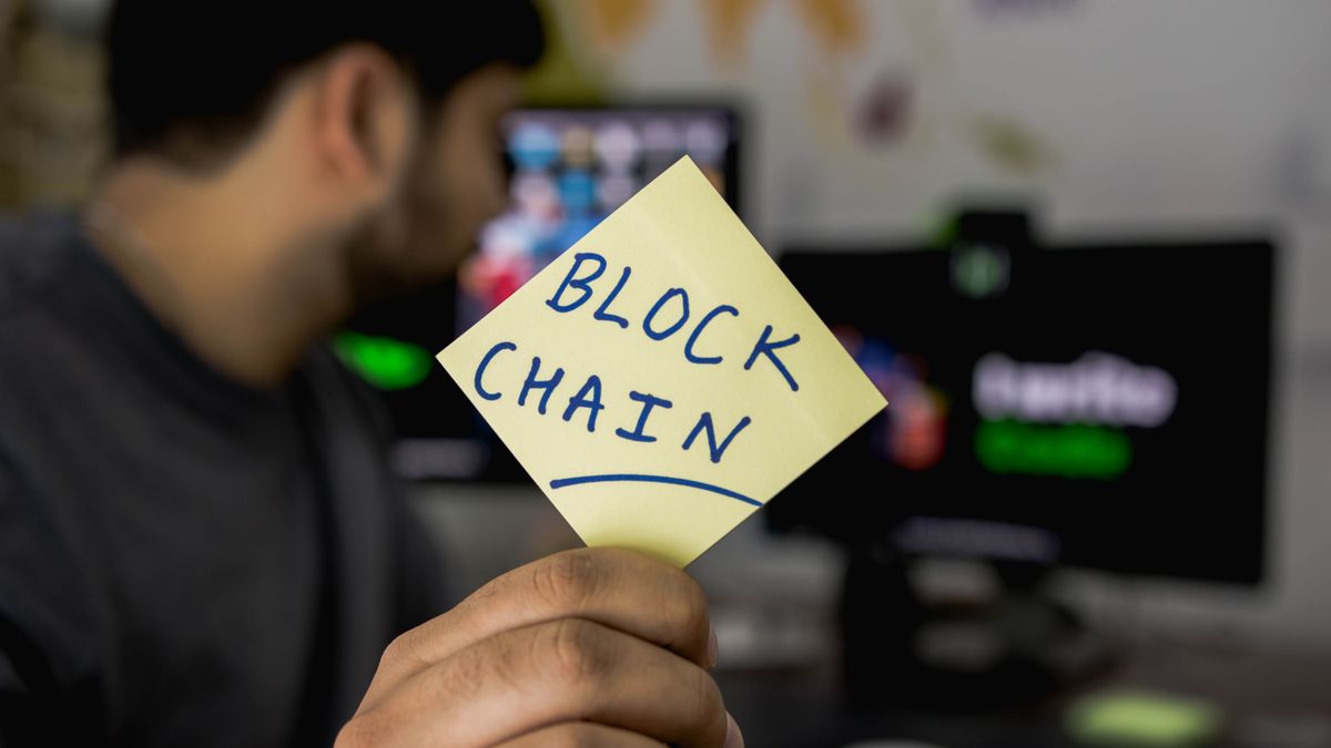 Blockchain, czyli zdecentralizowany, cyfrowy rejestr wszystkich operacji realizowanych w ramach sieci Bitcoin, ale nie tylko. Jest on bezpieczny, w pełni anonimowy i opierający się manipulacjom. 