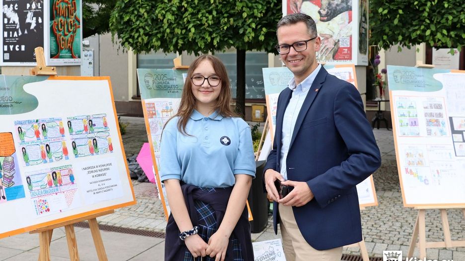 &#34;Sposób na Alcybiadesa&#34; w formie komiksu - uczniowie z Kielc nagrodzeni za twórcze interpretacje powieści Niziurskiego. Na zdjęciu zwyciężczyni konkursu Natasza Nowakowska z Katolickiej Szkoły Podstawowej im. Maryi z Nazaretu oraz wiceprezydent Kielc Tomasz Porębski