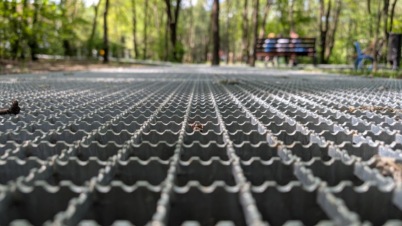 Nowy park na Ruczaju w Krakowie jeszcze w budowie, a już budzi emocje. Rodzice alarmują o zagrożeniu, dziecko poważnie się zraniło