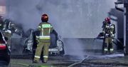 Pożar samochodu przy ul. Bukowej. Auto spłonęło tuż obok instalacji gazowej budynku [zdjęcia i wideo z akcji]