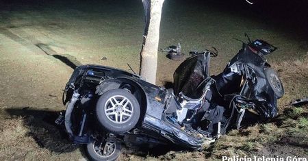Z kraju: BMW doszczętnie rozbite o drzewo w Kowarach. Nie żyje dwóch nastolatków