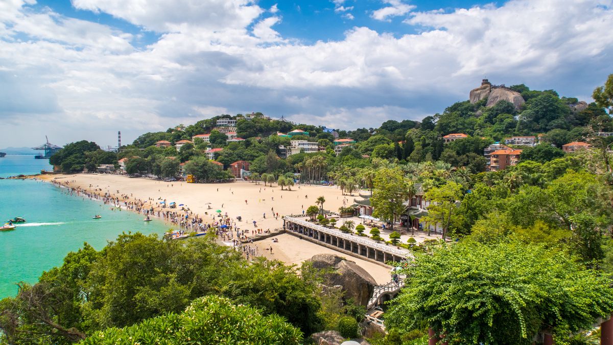 Plaża na popularnej w Xiamen wyspie Gulangyu