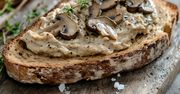 Ta pasta z pieczarek najlepiej smakuje jesienią. Cała rodzina chętnie smaruje nią pieczywo
