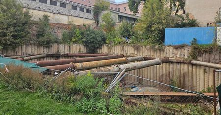 Zamiast nowoczesnych apartamentów – rozkopana działka, która od lat szpeci okolicę. Nieruchomość znowu trafiła na licytację komorniczą
