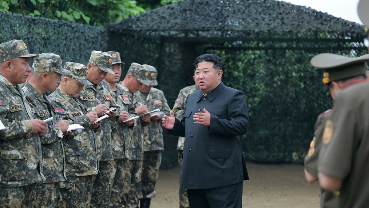 Kim Dzong Un ogl?da strzelanie artylerii
This picture taken on July 23, 2025 and released from North Korea's official Korean Central News Agency (KCNA) via KNS on July 24, 2025 shows North Korean leader Kim Jong Un (C) instructing soldiers at a firing contest among artillery sub-units of large combined units of the Korean People's Army, at an undisclosed location in North Korea. (Photo by KCNA VIA KNS / AFP) / South Korea OUT / ---EDITORS NOTE--- RESTRICTED TO EDITORIAL USE - MANDATORY CREDIT "AFP PHOTO/KCNA VIA KNS" - NO MARKETING NO ADVERTISING CAMPAIGNS - DISTRIBUTED AS A SERVICE TO CLIENTS / THIS PICTURE WAS MADE AVAILABLE BY A THIRD PARTY. AFP CAN NOT INDEPENDENTLY VERIFY THE AUTHENTICITY, LOCATION, DATE AND CONTENT OF THIS IMAGE --- /
STR