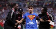 Przerwali mecz na mundialu. Ten kibic miał potrójny przekaz