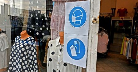 W Hiszpanii maseczki na ulicach. Polska następna? Lekarz odpowiada