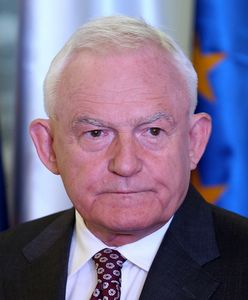 Leszek Miller zaszczepił się na COVID. Były premier odpowiada na krytykę