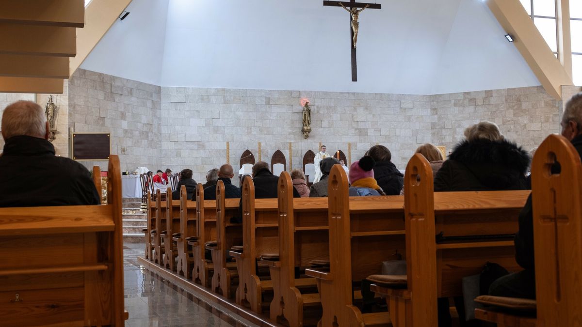 Reporter archiwum 2024 11
24.11.2024 Lubin , kosciol P.W. Sw. Wojciecha msza swieta n/z krzyz lawki fot. P.Dziurman/REPORTER
P.DZIURMAN