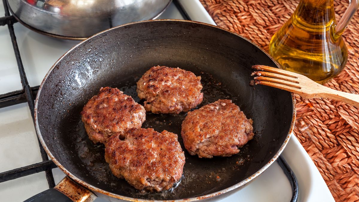 Przepis na bryzol w pieczarkami i cebulką 