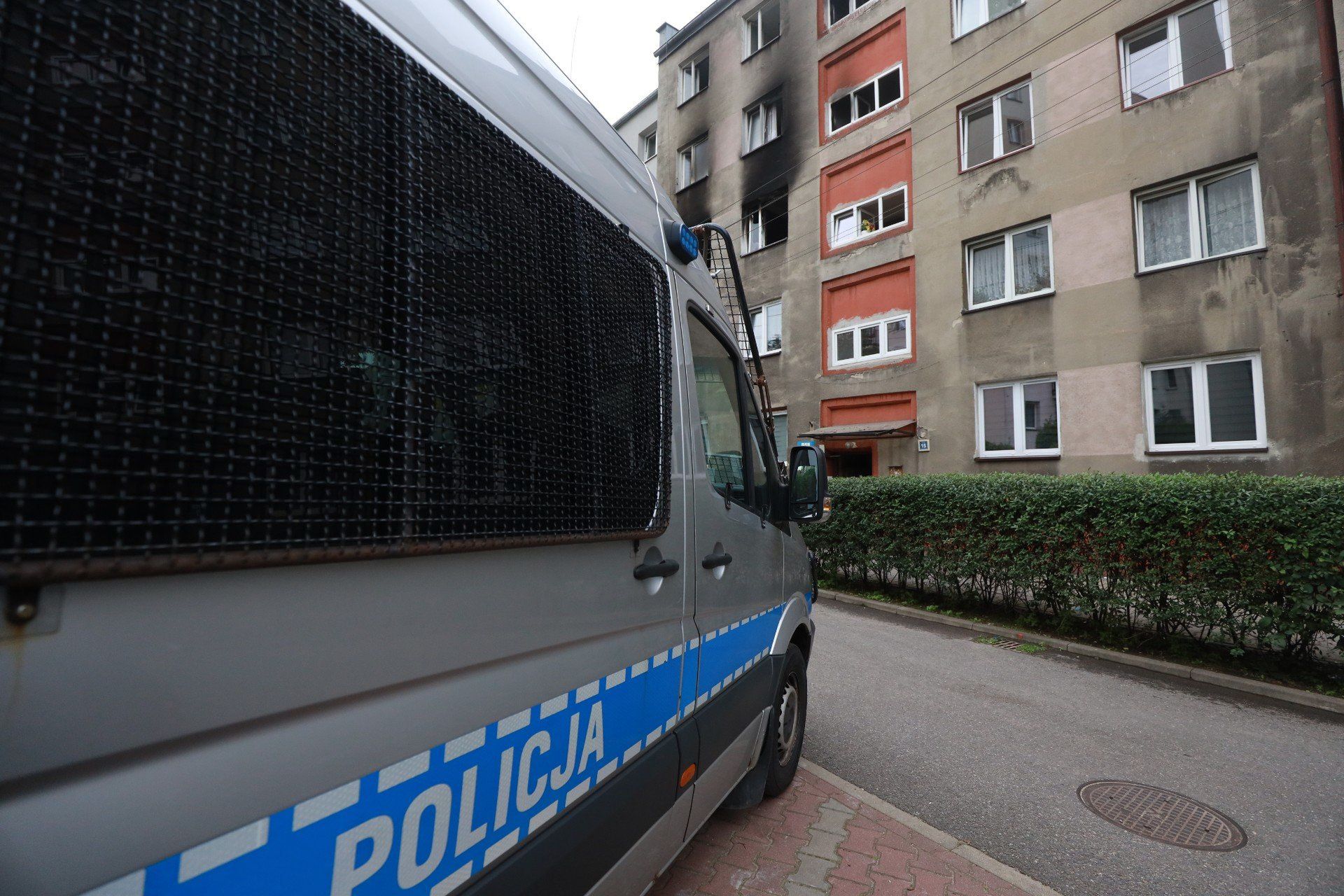 Dramatyczna noc w Chorzowie. Mieszkanka bloku, gdzie doszło do tragicznego pożaru: &#34;Nagle ktoś zaczął przeraźliwie walić w drzwi&#34;