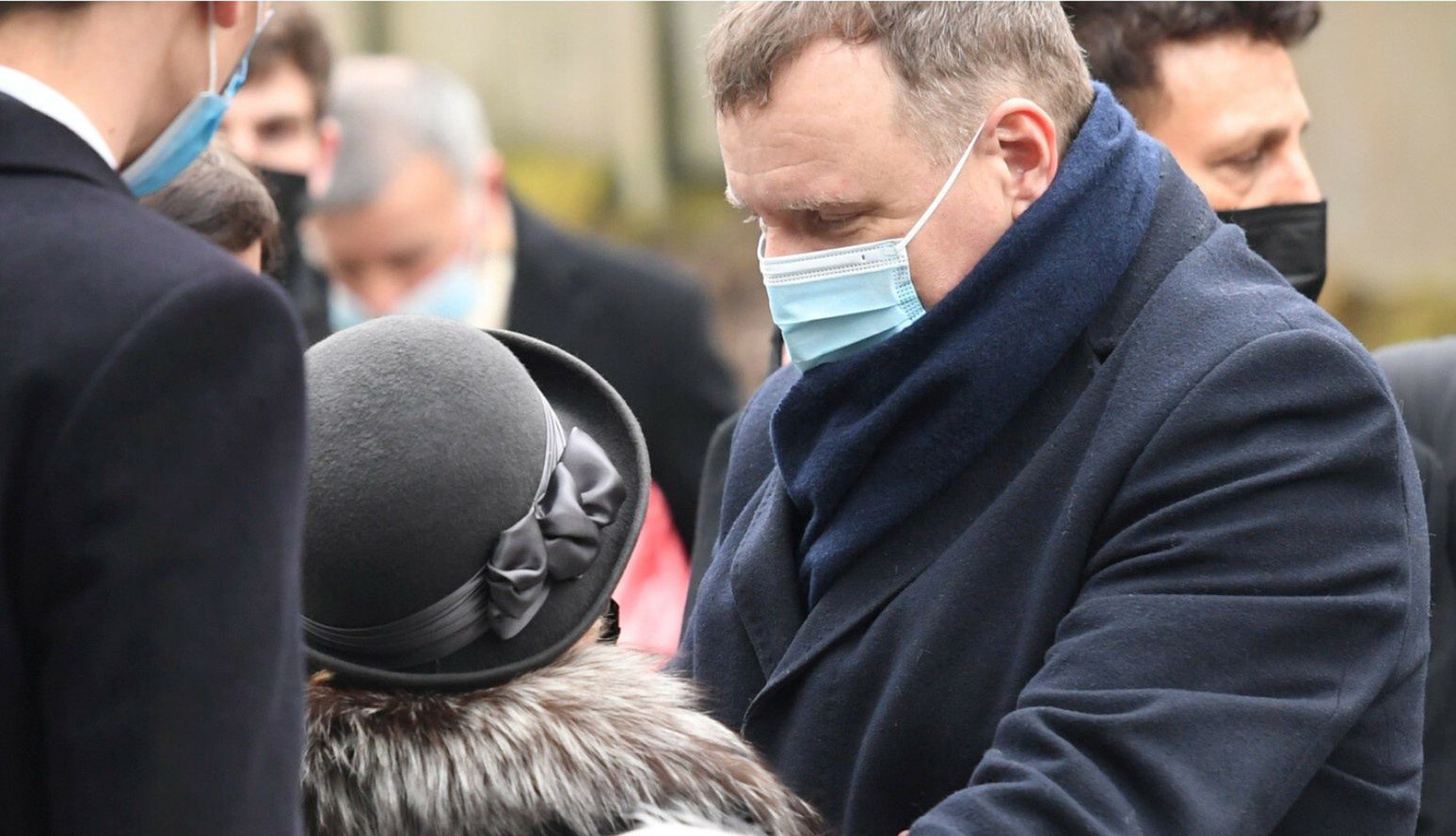 Jacek Kurski na pogrzebie Piotra Świąca.