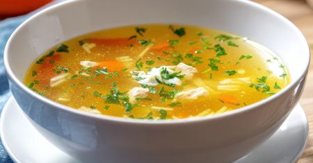 Nie rób tak przy gotowaniu rosołu. Wyjdzie mętny i straci kolor