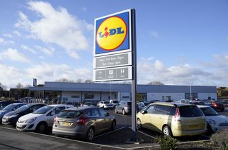 Lidl rozdaje przed świętami prezenty dla pracowników. Dostaną rabat na zakupy