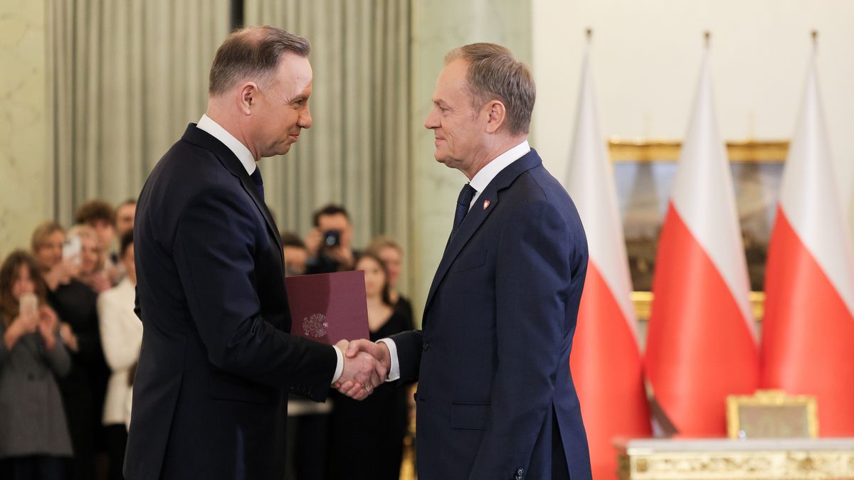 Warszawa, 13.12.2023. Prezydent RP Andrzej Duda (L) oraz premier Donald Tusk (P) podczas uroczystości zaprzysiężenia kierowanego przez Donalda Tuska gabinetu w Pałacu Prezydenckim w Warszawie, 13 bm. (jm) PAP/Paweł Supernak