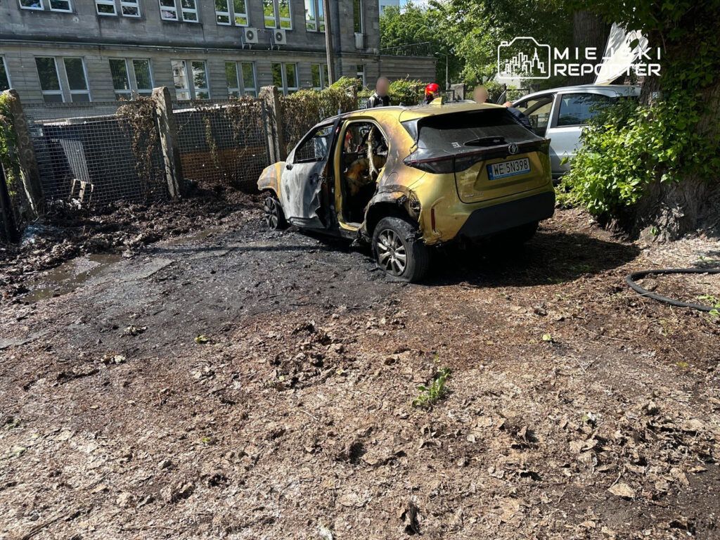 Pożar dwóch aut na Mokotowie, jedna osoba poparzona