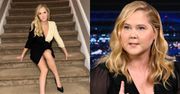 Szczuplejsza o prawie 20 KILOGRAMÓW Amy Schumer siedzi na schodach i eksponuje zgrabne nogi (FOTO)