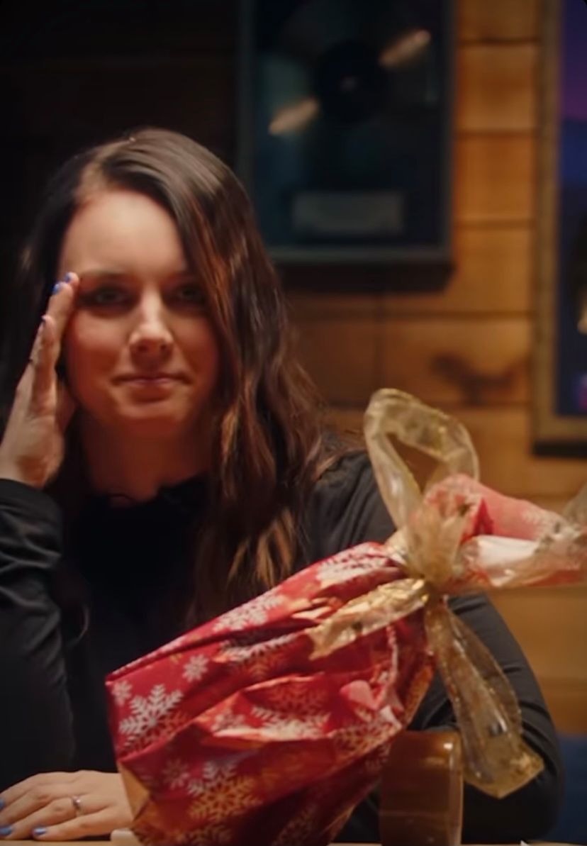 Ewa Farna pakuje prezent | fot. instagram.com/warnermusicpoland