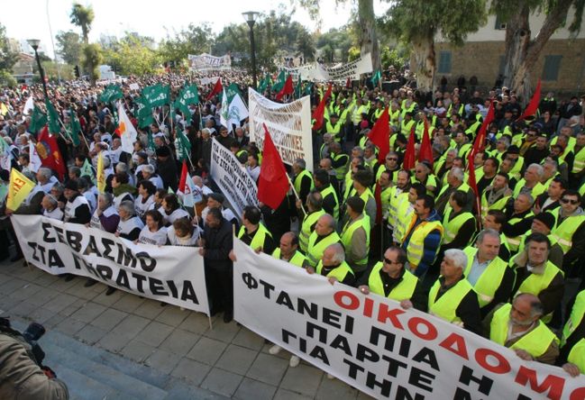 Protest przeciwko oszczędnościom na Cyprze