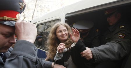 Pussy Riot wciąż za kratami. Spędzą kolejny miesiąc w areszcie