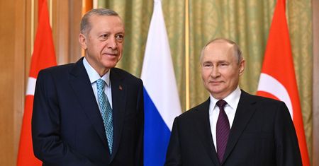 Putin upodabnia się do swojego sobowtóra? "Nakładają mu makijaż, by wyglądał jak on"
