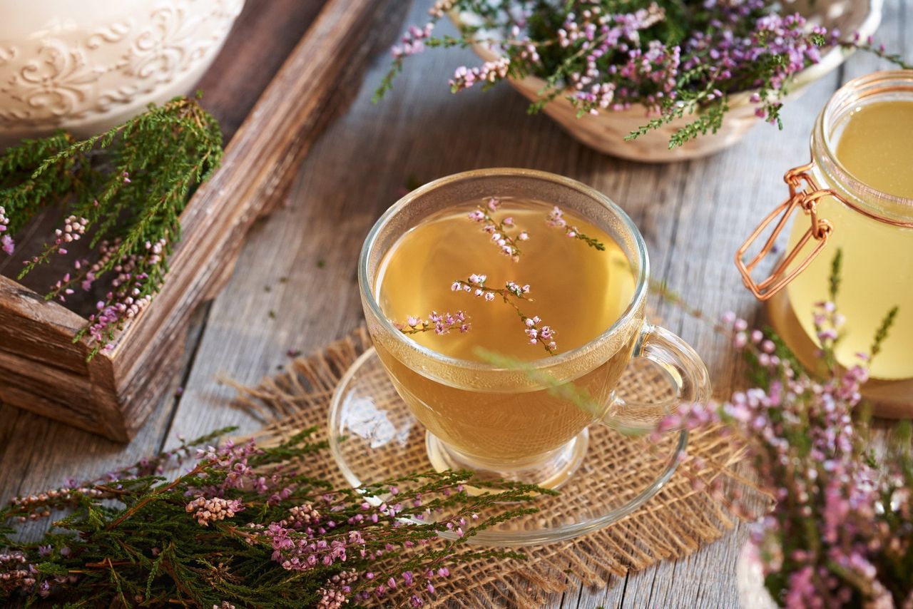 Nie tylko na cmentarz. Wrzos pomoże przy dnie moczanowej i reumatyzmie