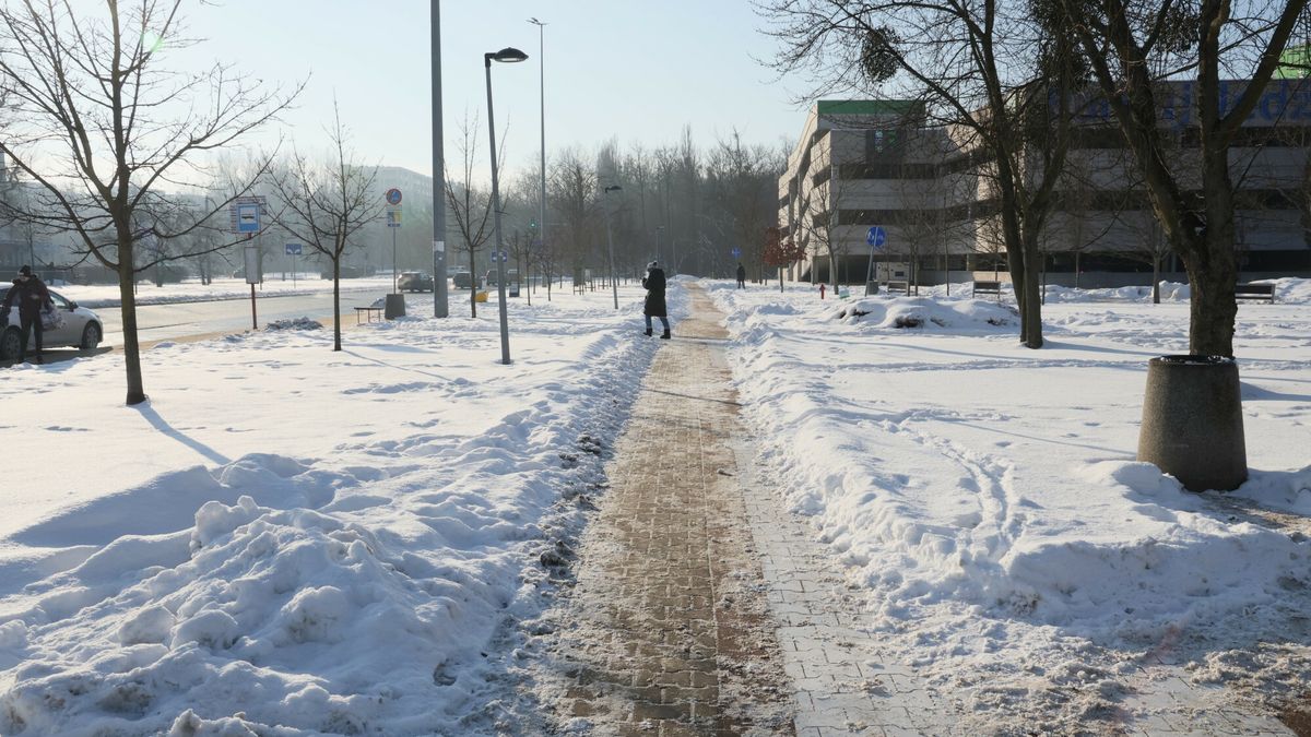 Odśnieżanie niezgodne ze standardami. Warszawa nakłada kary na wykonawców