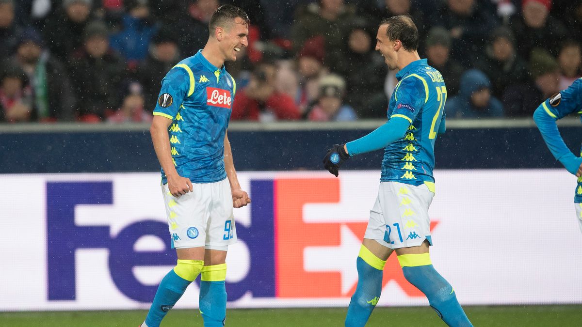 Zdjęcie okładkowe artykułu: PAP/EPA / ANDREAS SCHAAD / Na zdjęciu: piłkarze SSC Napoli (Arkadiusz Milik - pierwszy z lewej, Vlad Chiriches - pierwszy z prawej)