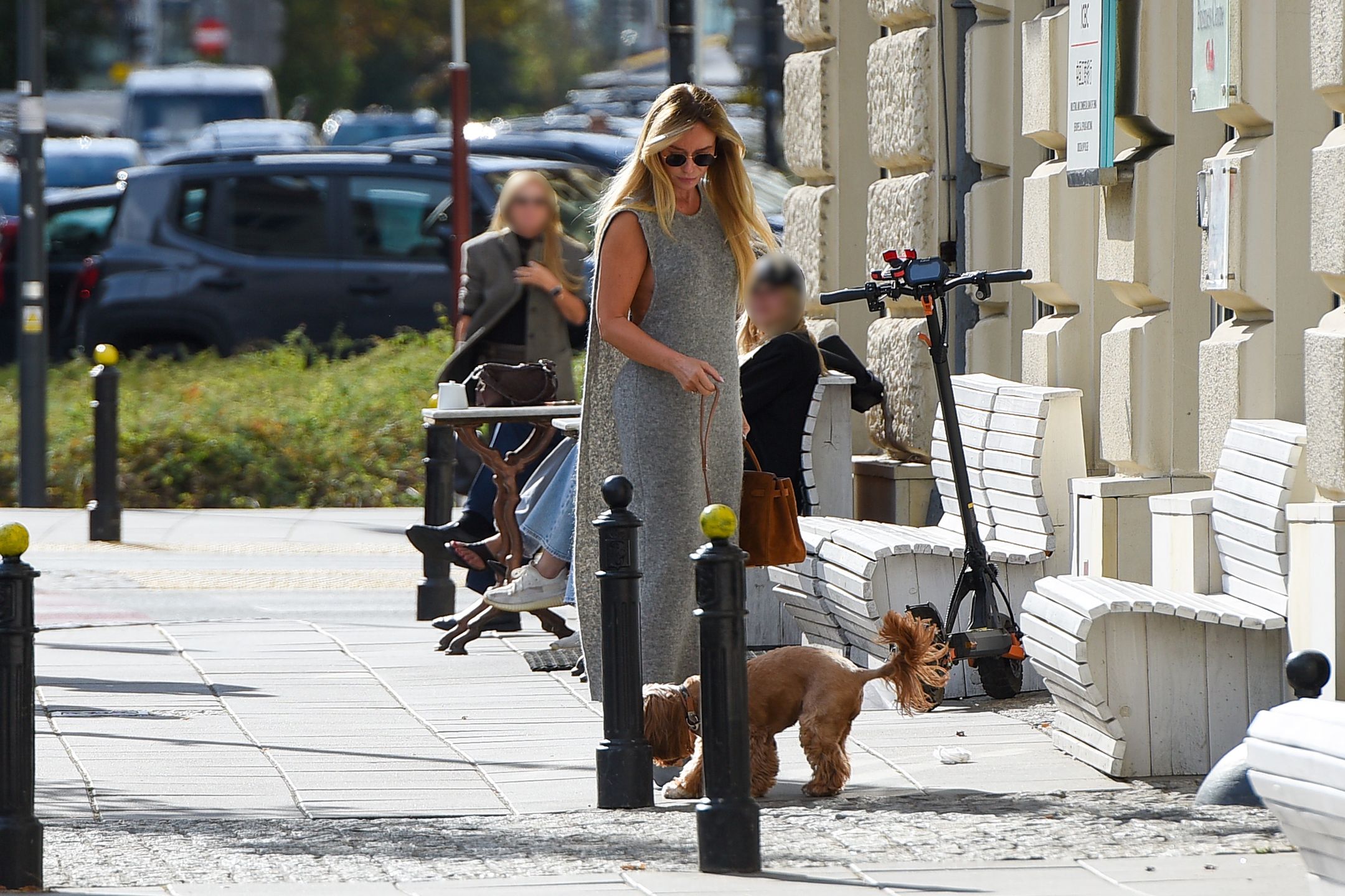 Joanna Przetakiewicz na spacerze z psem
