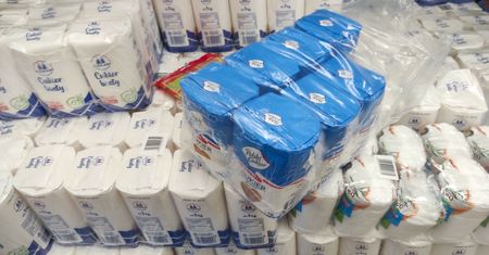 Tani cukier zaleje Polskę? Producenci wskazują na jeden kraj