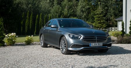 Pierwsza jazda: Mercedes Klasy E po liftingu - Niemcy promują hybrydy, ale w tym wypadku wezmę największego diesla