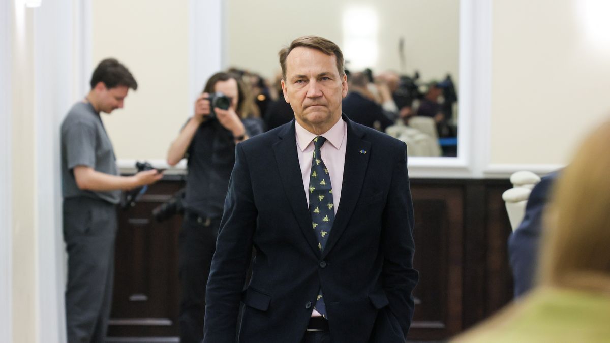 Warszawa, 03.06.2025. Minister spraw zagranicznych Radosław Sikorski w drodze na posiedzenie rządu w siedzibie KPRM w Warszawie, 3 bm. Ministrowie mają zająć się m.in. projektem nowelizacji ustawy o ubezpieczeniach przewidującym przyznanie zakładom ubezpieczeń uprawnień do weryfikacji zastrzeżenia numeru PESEL przed zawarciem umów ubezpieczenia OC komunikacyjnego. W harmonogramie jest również projekt nowelizacji Prawa konsularnego, który wprowadza unowocześniony format unijnego tymczasowego dokumentu podróży. (ad) PAP/Paweł Supernak