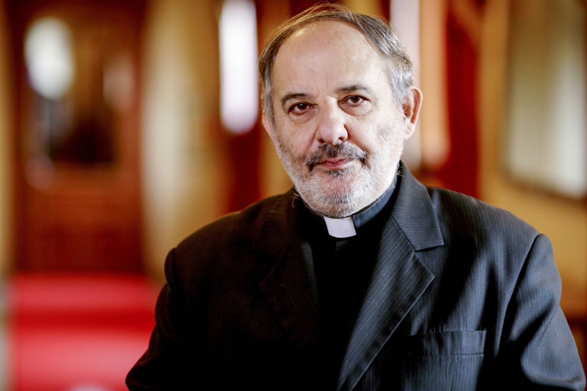 Częsty widok na cmentarzach w Polsce. Ksiądz: Razi mnie