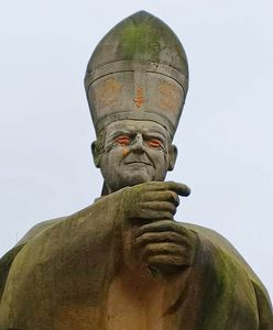 Zniszczony pomnik Jana Pawła II. Odwrócony krzyż i łzy na policzku