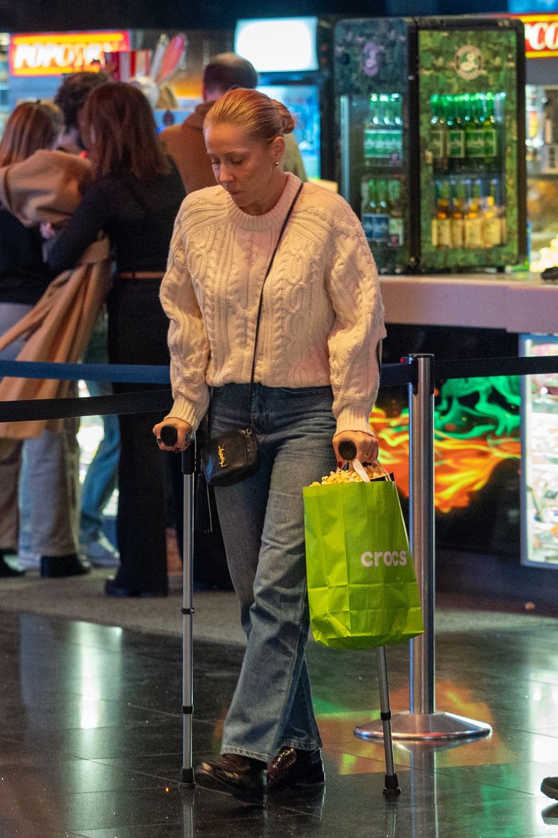 Katarzyna Warnke buszuje po centrum handlowym z córką