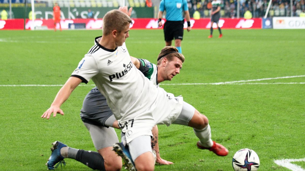 Maik Nawrocki (Legia) w walce o piłkę z Kacprem Sezonienką (Lechia)