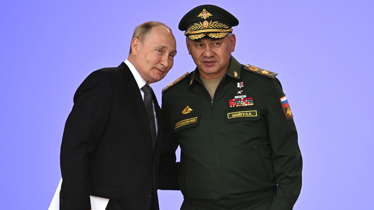 Army-2022 International Military and Technical Forum
epa10122362 Russian President Vladimir Putin (L) and Russian Defence Minister Sergei Shoigu (R) attend an opening ceremony of the Army-2022 International Military and Technical Forum and the Army-2022 International military games at the Russian Armed Forces' Patriot Park in Kubinka, Russia, 15 August 2022. The Army-2022 international military-technical forum takes place from 15 to 21 August.  EPA/PAVEL BEDNYAKOV / KREMLIN POOL / SPUTNIK / POOL MANDATORY CREDIT 
Dostawca: PAP/EPA.
PAVEL BEDNYAKOV / KREMLIN POOL / SPUTNIK / POOL