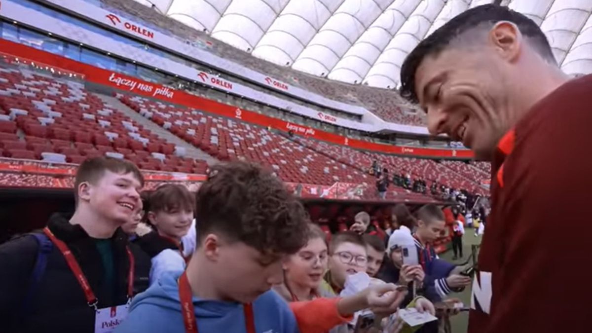 YouTube / Łączy nas piłka / Na zdjęciu: Robert Lewandowski i kibice