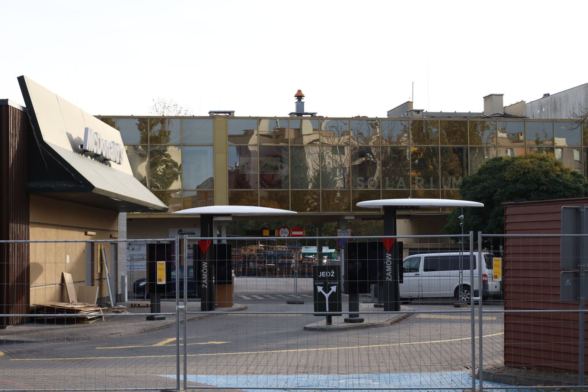 Tymczasowo zamknięta restauracja McDonald`s przy ulicy Lwowskiej 6