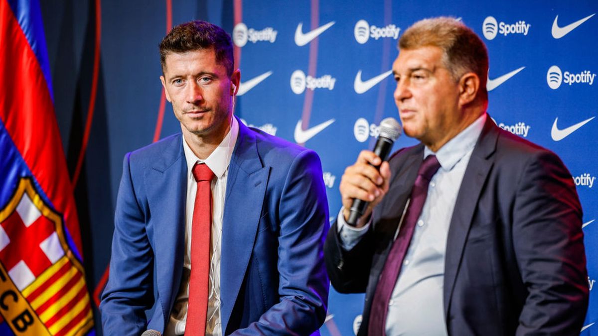Getty Images / Xavier Bonilla/NurPhoto / Na zdjęciu: Robert Lewandowski i Joan Laporta