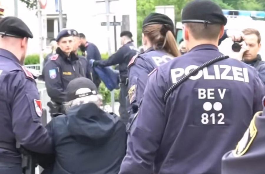 Extinction Rebellion activists protest in Bregenz. Police steps in