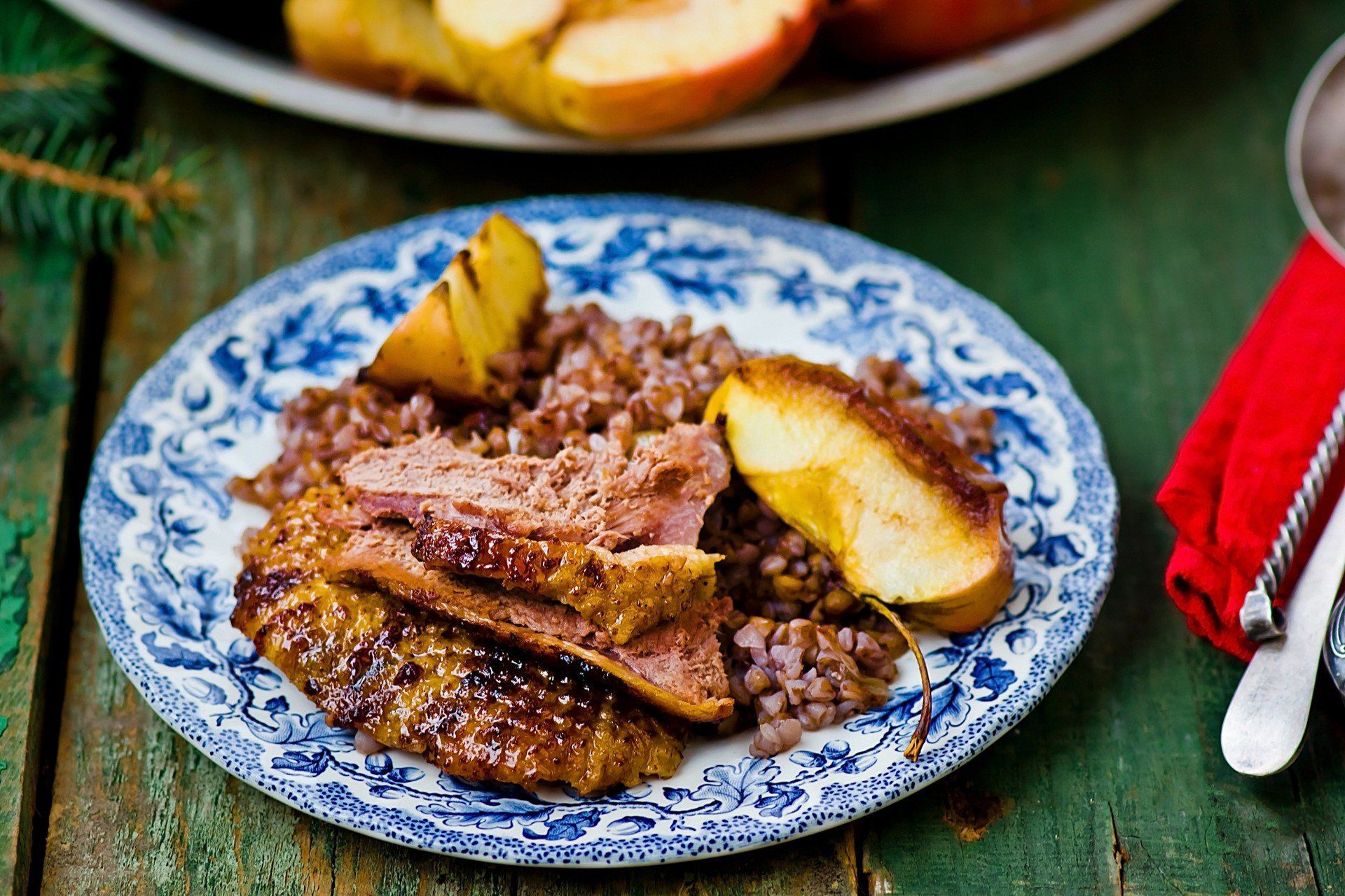 Domowa pieczona gęś w kawałkach to idealne danie na rodzinną uroczystość. Możesz wybrać do pieczenia te części gęsiny, które najbardziej ci smakują.