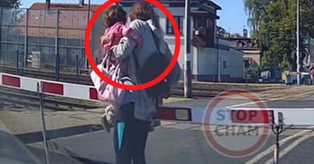 Dorośli i dziecko na rękach. Skandal, co zrobili. W sieci wrze